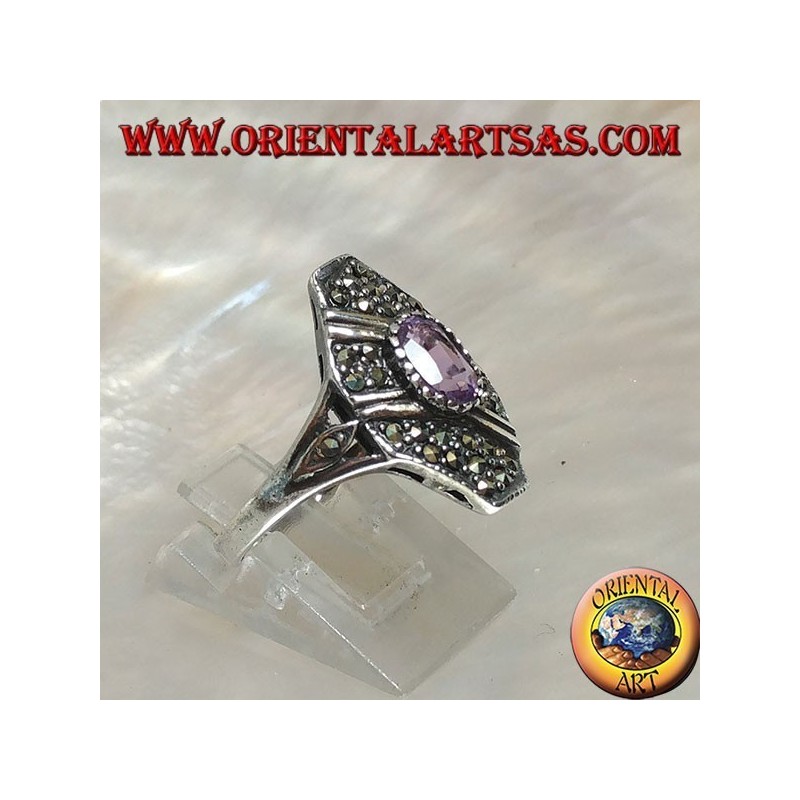 Anillo de plata con amatista natural ovalada en un marco octogonal tachonado con marcasita y dos filas oblicuas