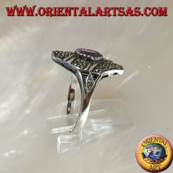 Bague en argent avec améthyste naturelle ovale sur une monture octogonale parsemée de marcassite et de deux rangs obliques
