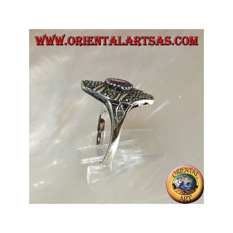 Anello in argento con ametista naturale ovale su montatura ottagonale tempestata di marcassite e due file oblique