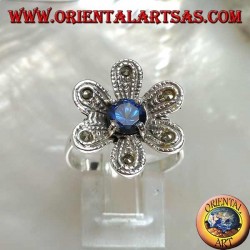 Silberring in Form einer Blume "Stern von Bethlehem" mit rundem Saphir und Markasit-Zirkon