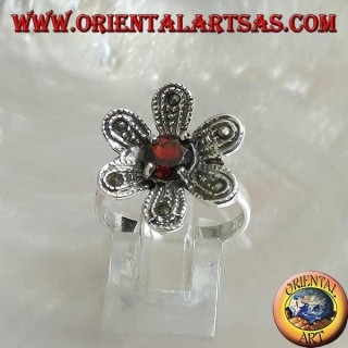 Anillo de plata con forma de flor "estrella de belén" con granate redondo natural y marcasita