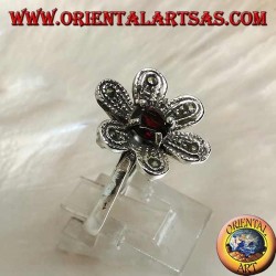 Silberring in Form einer Blume "Stern von Bethlehem" mit rundem Naturgranat und Markasit