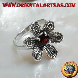 Silberring in Form einer Blume "Stern von Bethlehem" mit rundem Naturgranat und Markasit