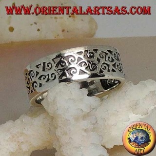 Silberring mit floralen Laubsägearbeiten