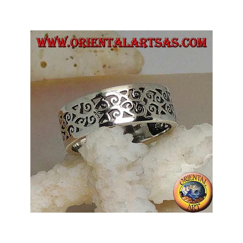 Silver ring with floral fretwork design