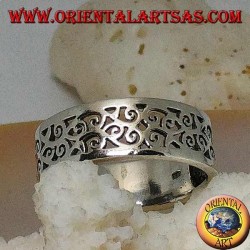 Bague en argent avec motif ajouré floral