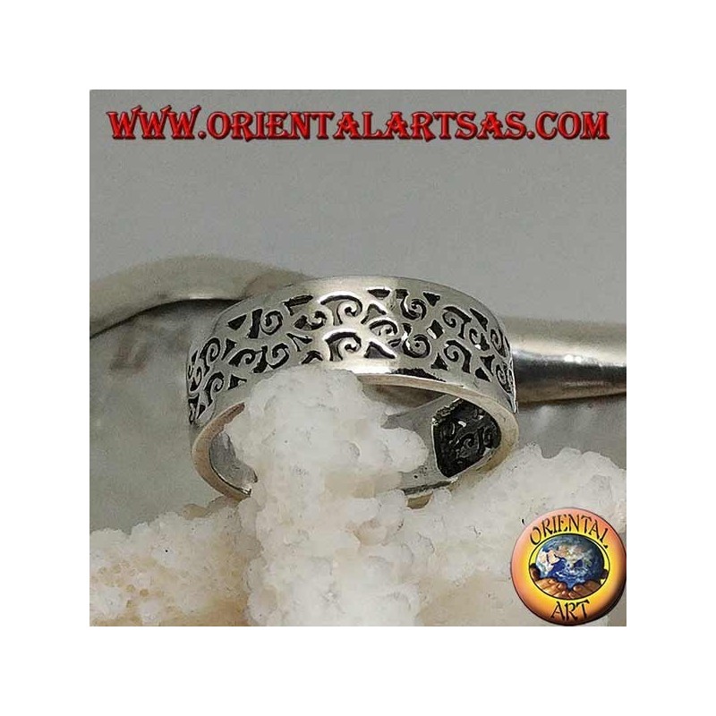 Silver ring with floral fretwork design