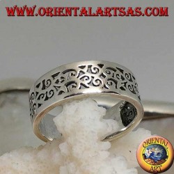 Bague en argent avec motif ajouré floral