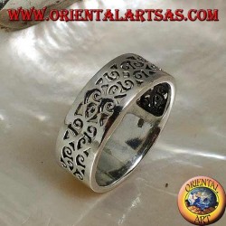 Silver ring with floral fretwork design