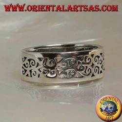 Bague en argent avec motif ajouré floral