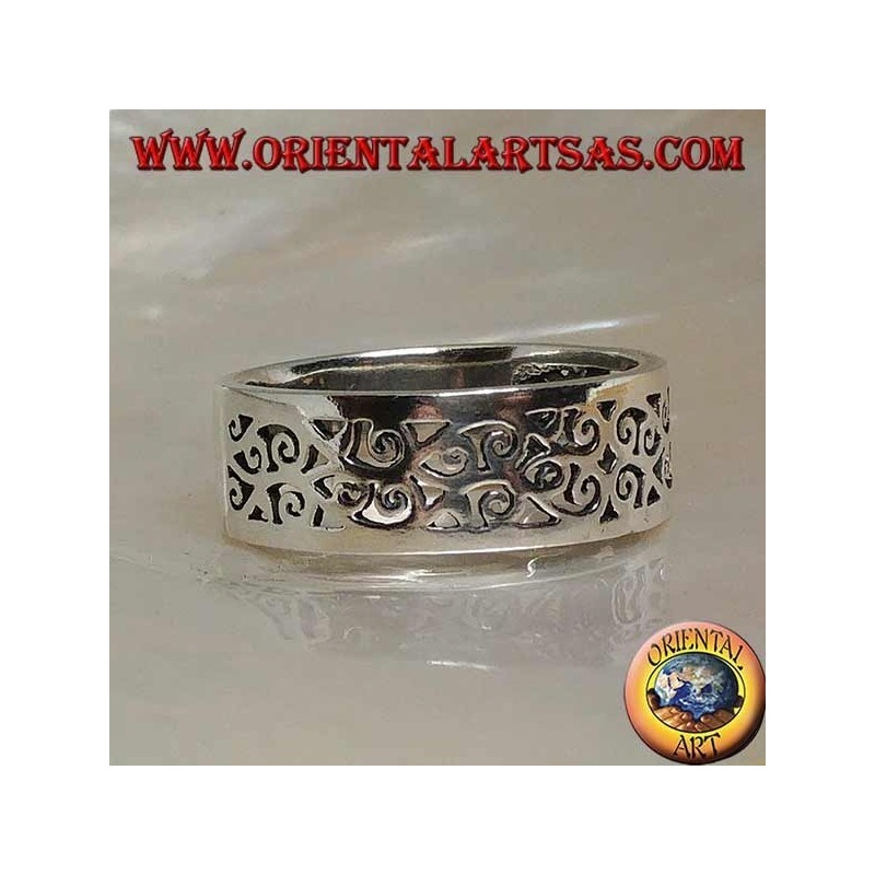 Silver ring with floral fretwork design