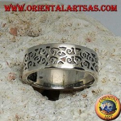 Anillo de plata con diseño floral calado