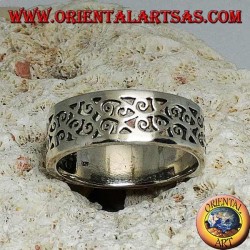 Anillo de plata con diseño floral calado