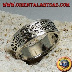 Silver ring with floral fretwork design