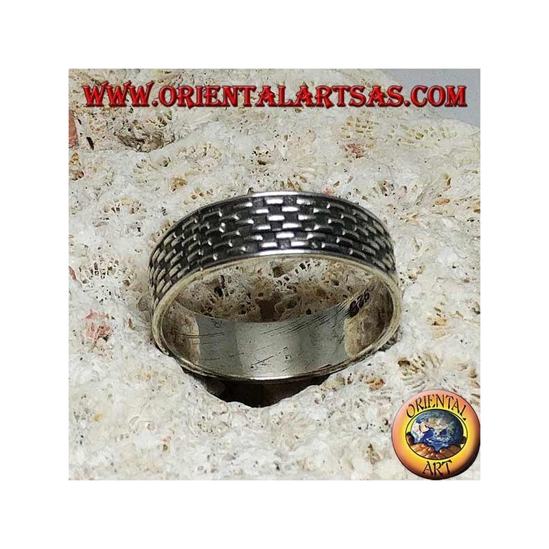 Anello in argento a fedina con inciso in bassorilievo rettangolini a scacchiera