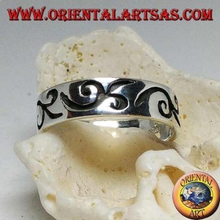 Bague en argent avec motif curviligne gravé