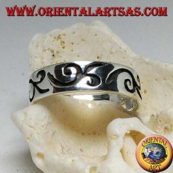 Silver ring with engraved curvilinear motif