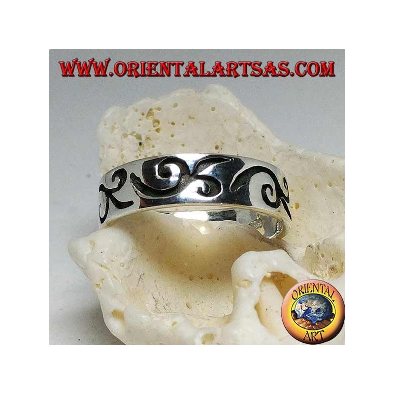Anillo de plata con motivo curvilíneo grabado