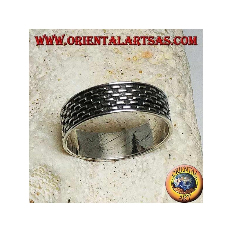 Anello in argento a fedina con inciso in bassorilievo rettangolini a scacchiera