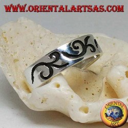 Silver ring with engraved curvilinear motif