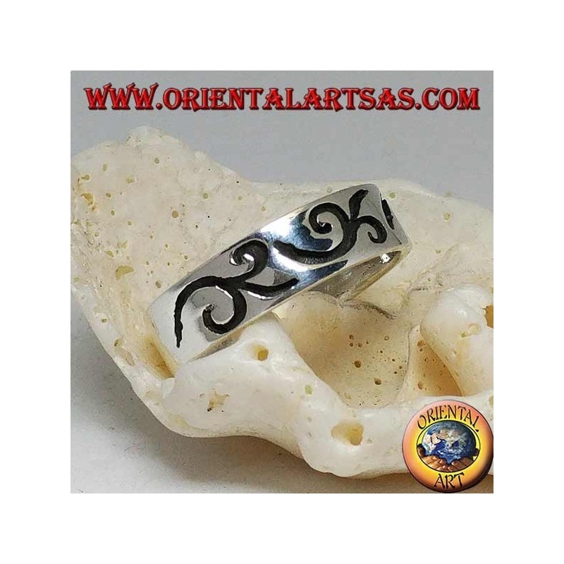 Anillo de plata con motivo curvilíneo grabado