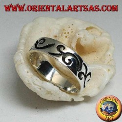 Silberring mit graviertem krummlinigen Motiv