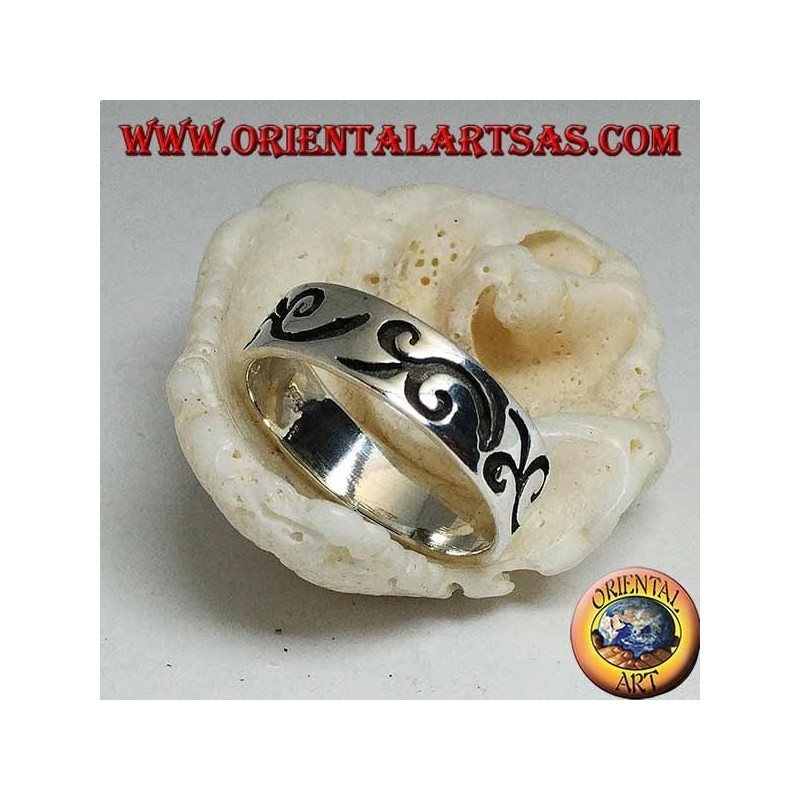 Bague en argent avec motif curviligne gravé