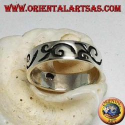 Anillo de plata con motivo curvilíneo grabado