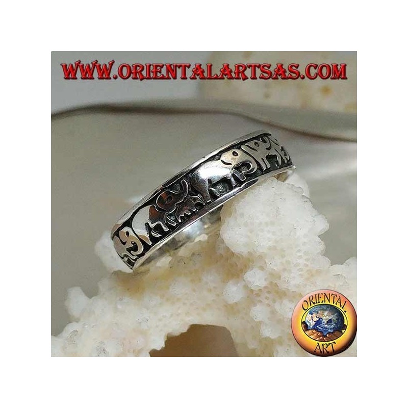 Anillo en plata con elefantes en fila en alto relieve