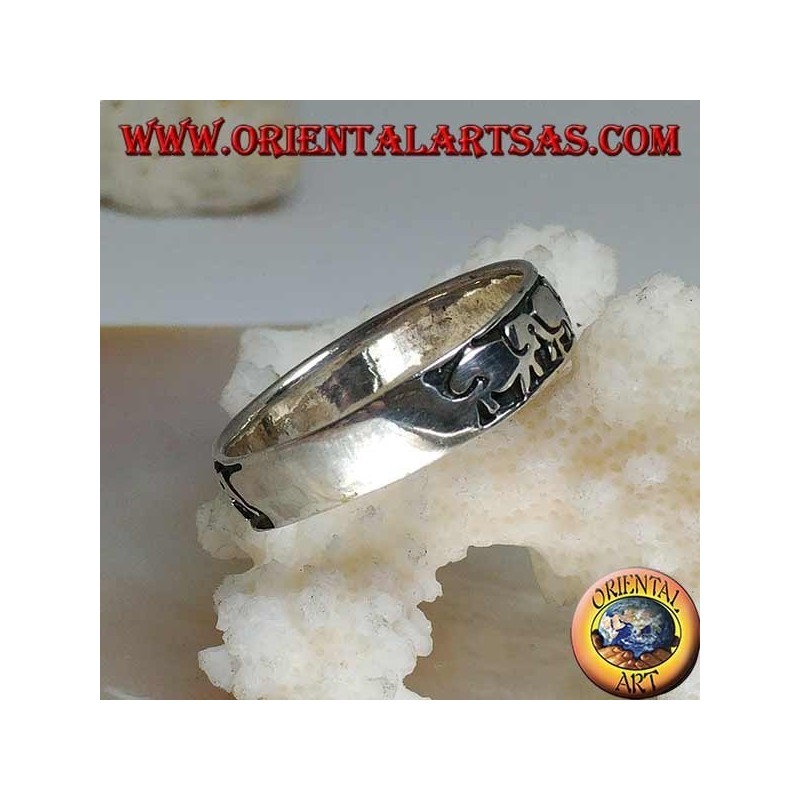 Anillo en plata con elefantes en fila en alto relieve