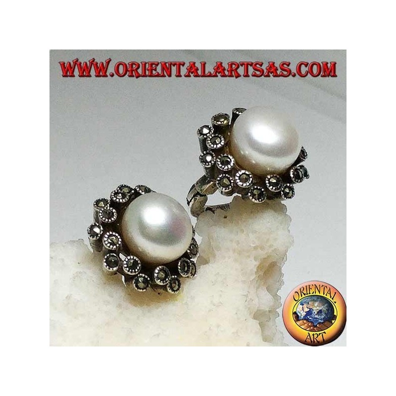 Boucles d'oreilles à levier en argent avec perle d'eau douce entourées de deux lignes alternées de marcassite