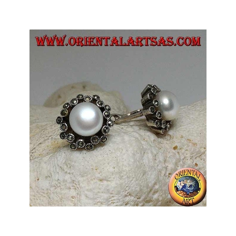 Orecchini in argento a chiusura a leva con perla d'acqua dolce contornata da due linee alternate di marcassite