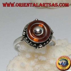 Anello in argento con dischetto in ambra naturale e pallina centrale