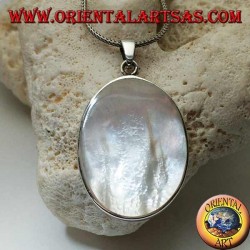 Silberanhänger mit großem ovalem Perlmutt auf glattem Seitenrahmen