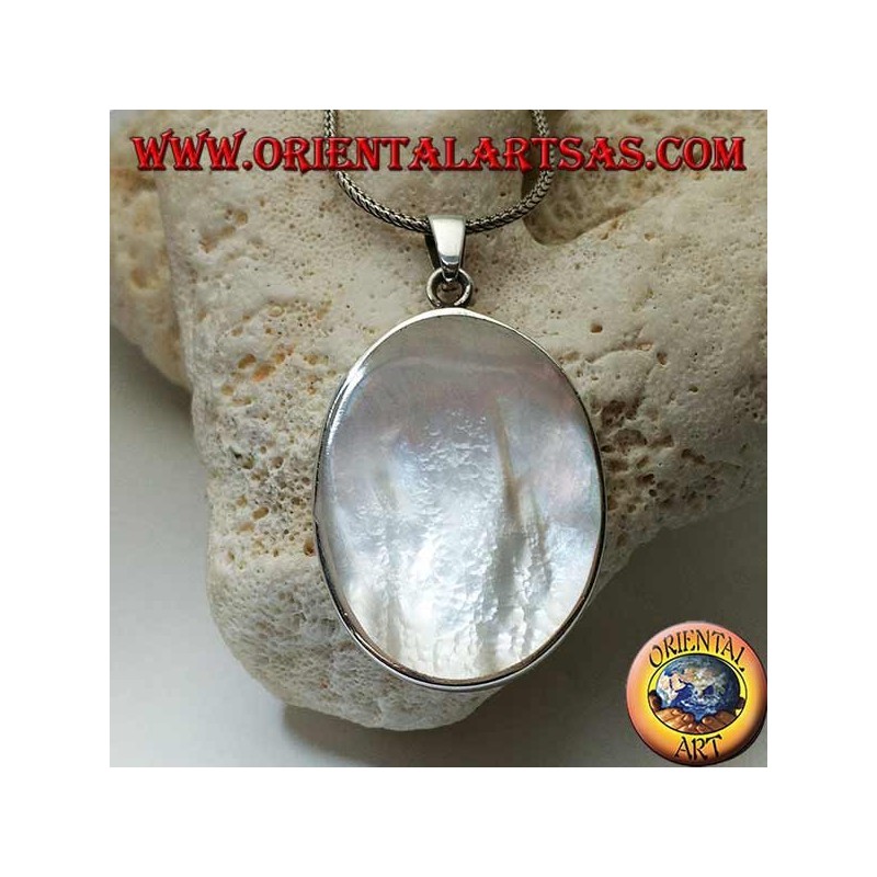 Colgante de plata con gran madre de perla ovalada en un marco lateral liso