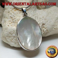 Pendentif en argent avec grande nacre ovale sur un cadre latéral lisse