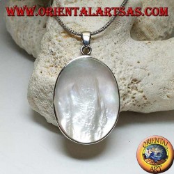 Colgante de plata con gran madre de perla ovalada en un marco lateral liso