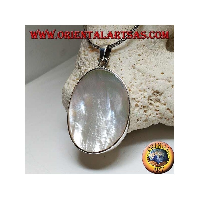 Colgante de plata con gran madre de perla ovalada en un marco lateral liso
