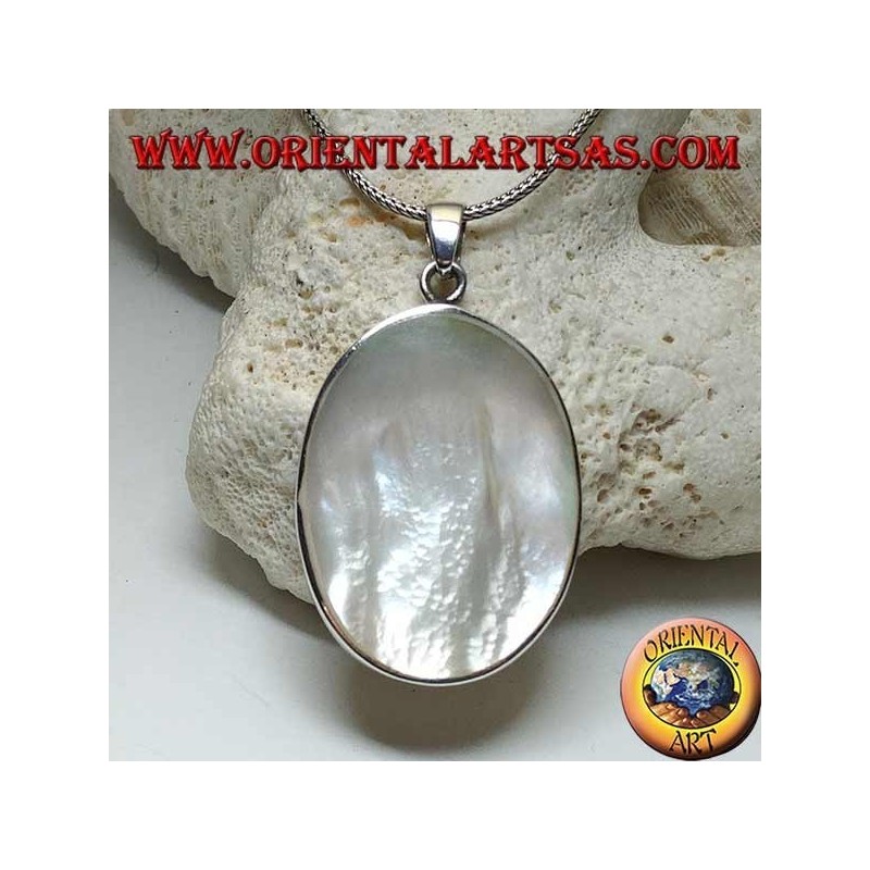 Colgante de plata con gran madre de perla ovalada en un marco lateral liso
