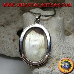 Colgante de plata con gran madre de perla ovalada en un marco lateral liso