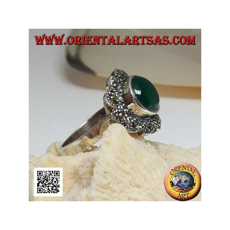Bague en argent avec agate verte ronde entourée de marcassite disposée en vortex