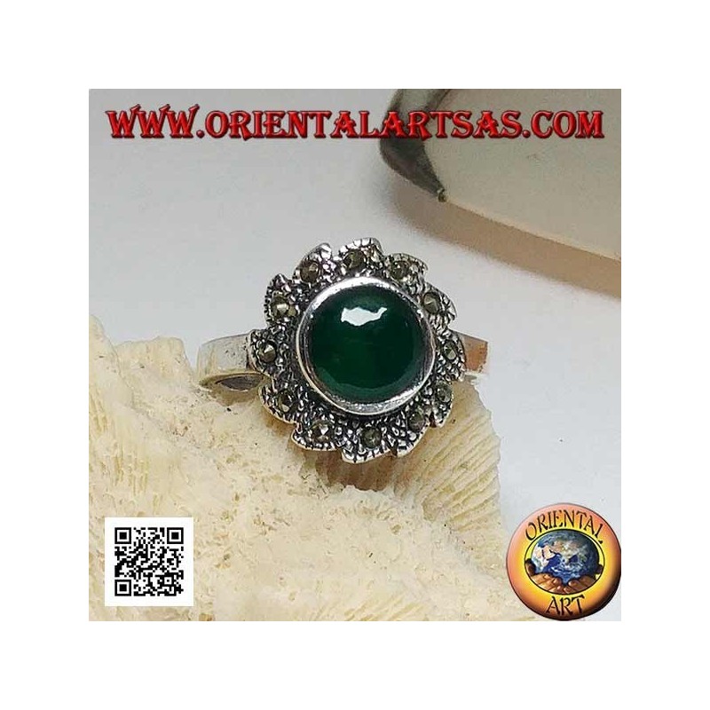 Anello in argento con agata verde tonda contornata da marcassite disposta a vortice