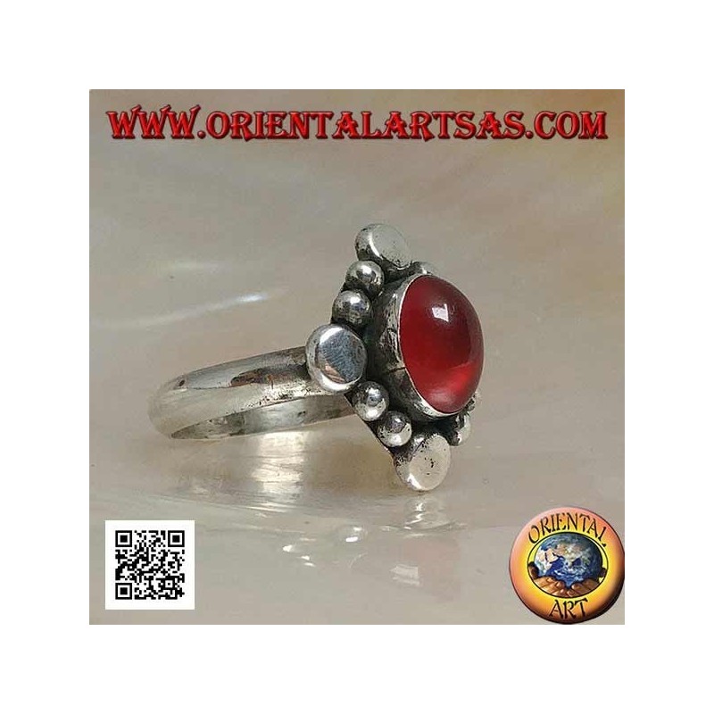 Bague en argent avec cornaline cabochon ovale entourée d'une alternance de clous et boules