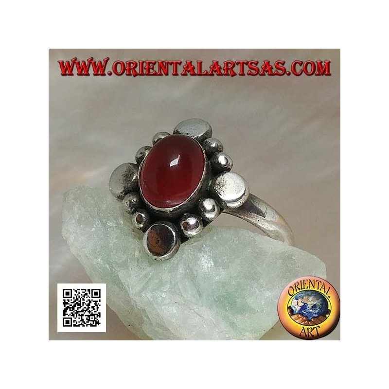 Bague en argent avec cornaline cabochon ovale entourée d'une alternance de clous et boules