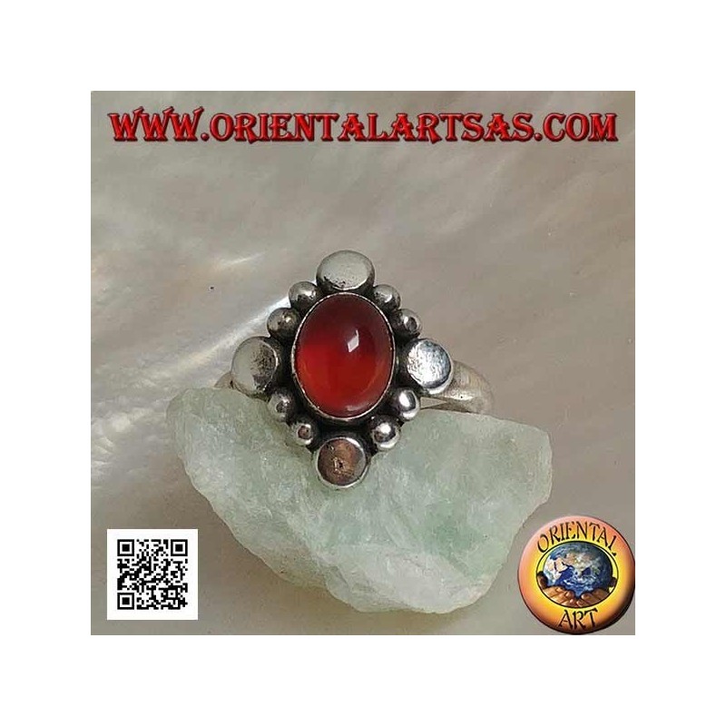 Anello in argento con corniola ovale cabochon contornata da borchie e palline alternate