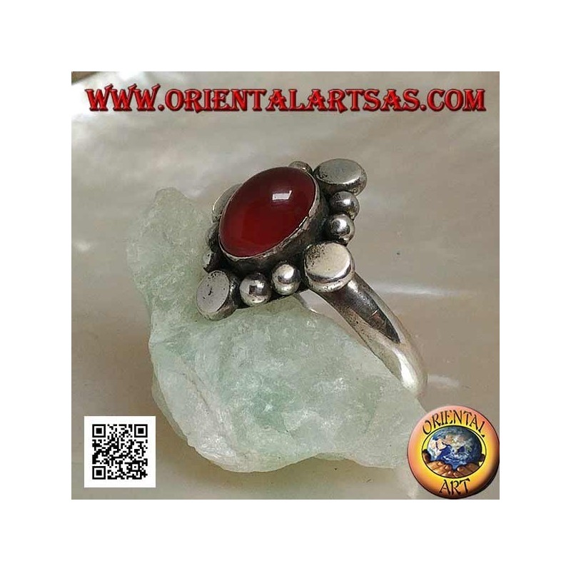 Anillo de plata con cornalina de cabujón ovalada rodeada de pernos y bolas alternas