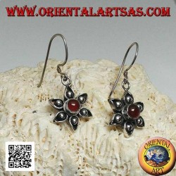 Pendientes de flores de plata con seis pétalos con cornalina central hecha a mano.