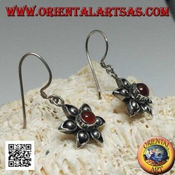 Pendientes de flores de plata con seis pétalos con cornalina central hecha a mano.