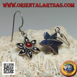 Pendientes de flores de plata con seis pétalos con cornalina central hecha a mano.