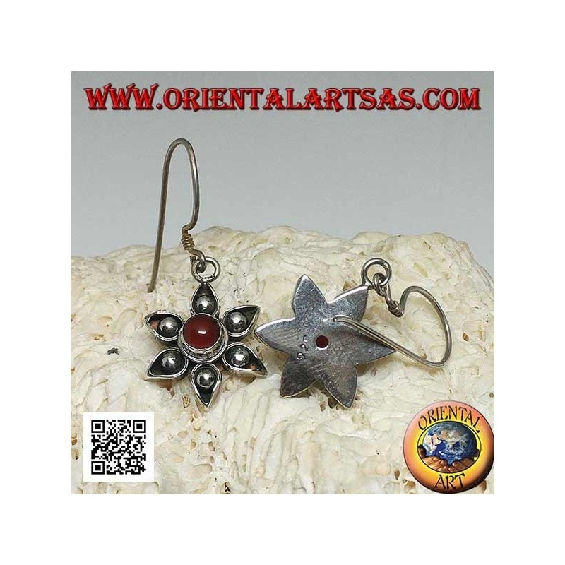 Pendientes de flores de plata con seis pétalos con cornalina central hecha a mano.